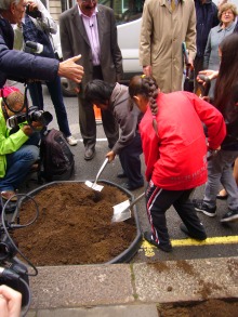 Local school children plant on New Cavendish Street