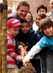 Mathew Wright and local children plant trees in Marylebone